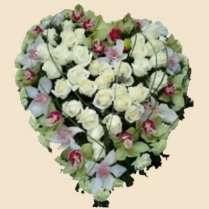 COEUR ROSES BLANCHES ET CYMBIDIUM