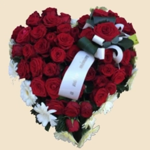 COEUR ROSES ROUGES CEINTURE DE BLANC
